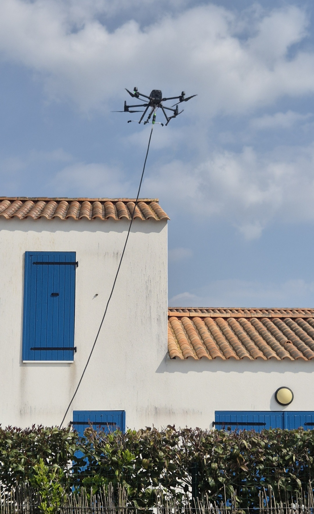 Démoussage de toiture par drone à La Flèche — LM Drone en intervention