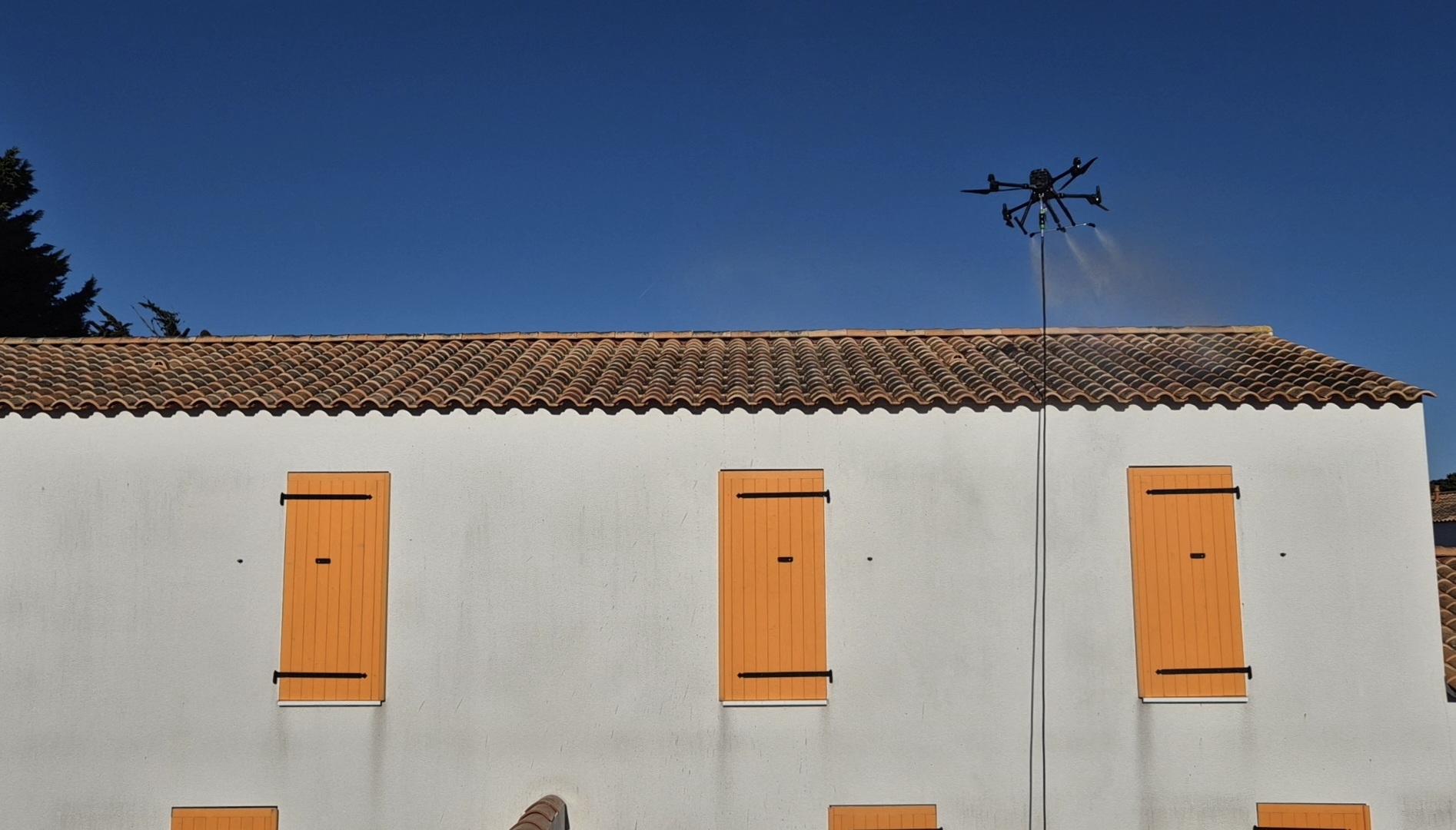 Démoussage de toiture par drone à Challans — LM Drone en intervention