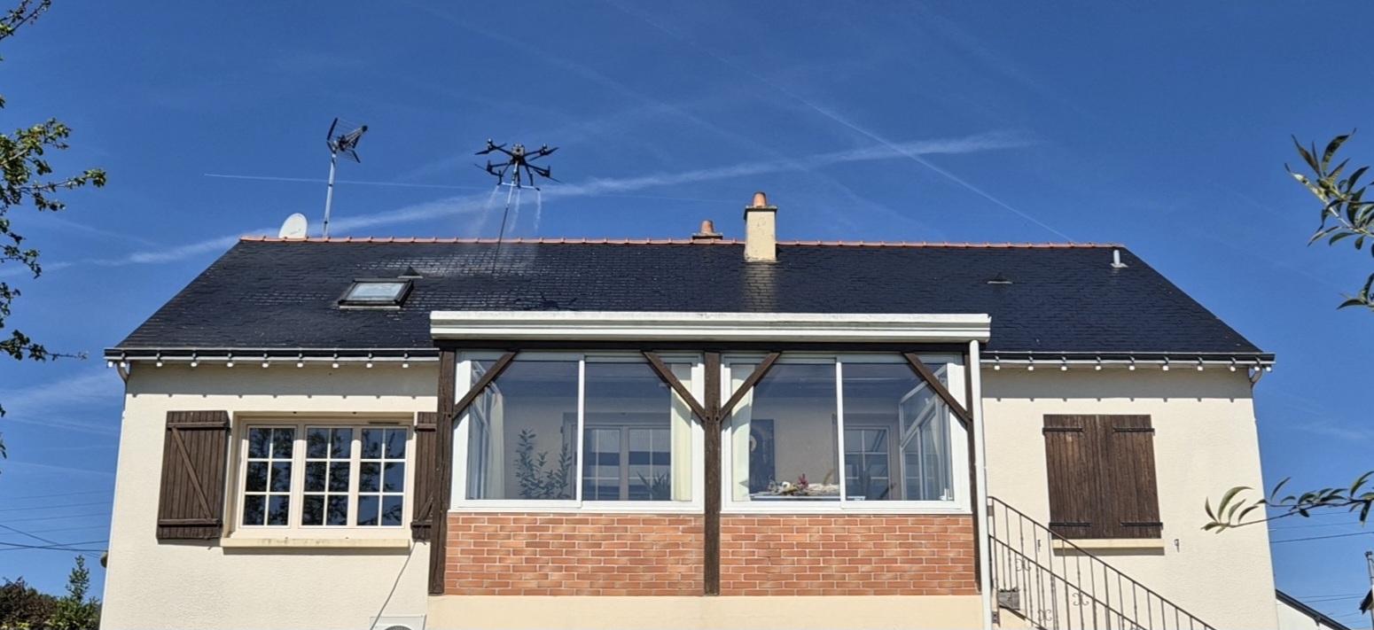 Démoussage de toiture par drone à Mayenne — LM Drone en intervention