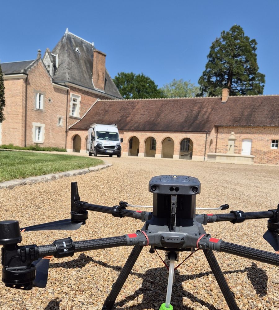 Drone LM Drone prêt à intervenir sur un château