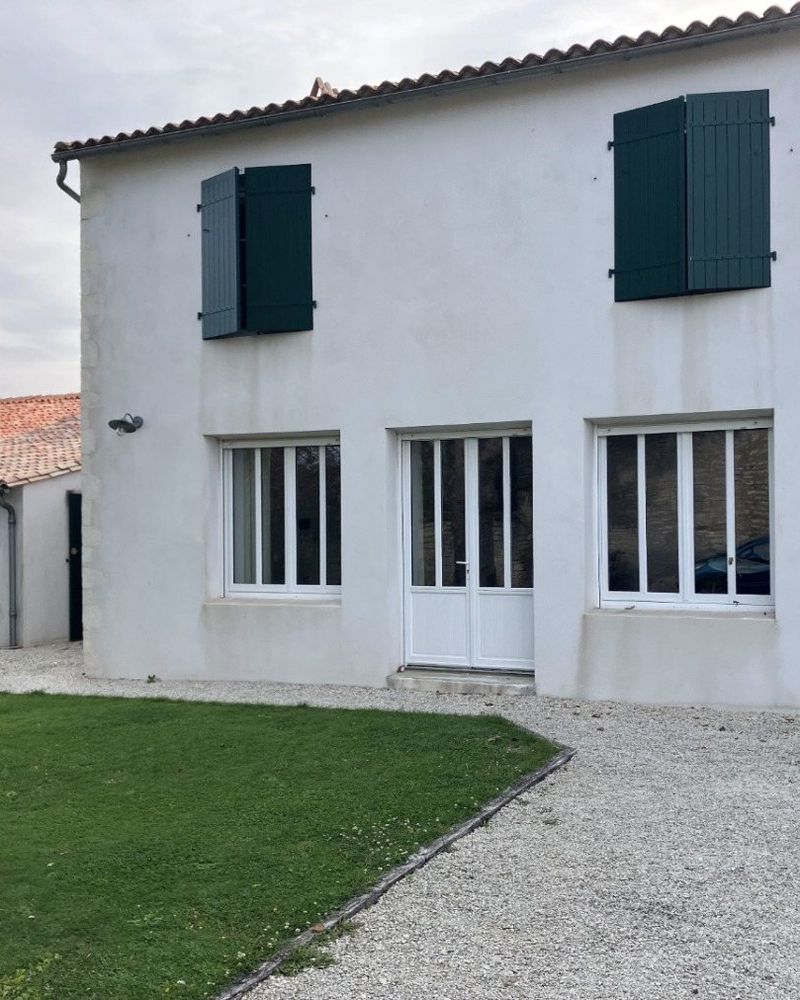 Façade de maison nettoyée par drone, sans échafaudage