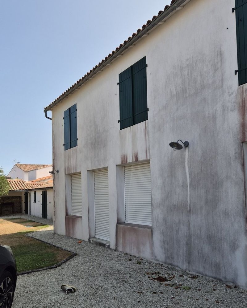 Façade de maison à étage, avant et après nettoyage — avant