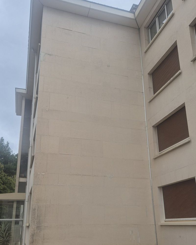 Façade d'immeuble nettoyée par drone