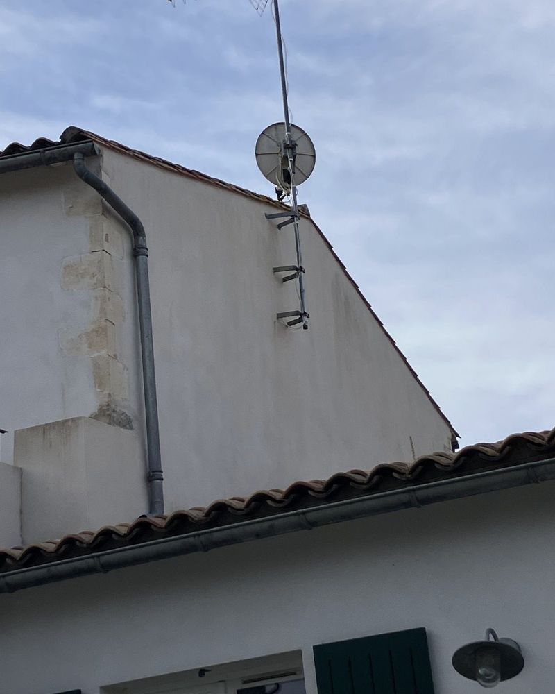 Pignon difficile d'accès au-dessus d'une toiture, avant et après traitement — après