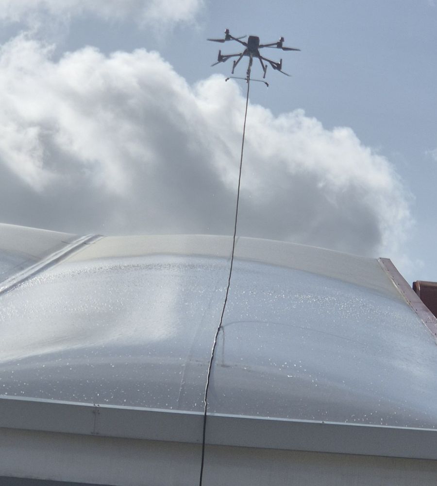 Drone LM Drone nettoyant une verrière et des surfaces vitrées