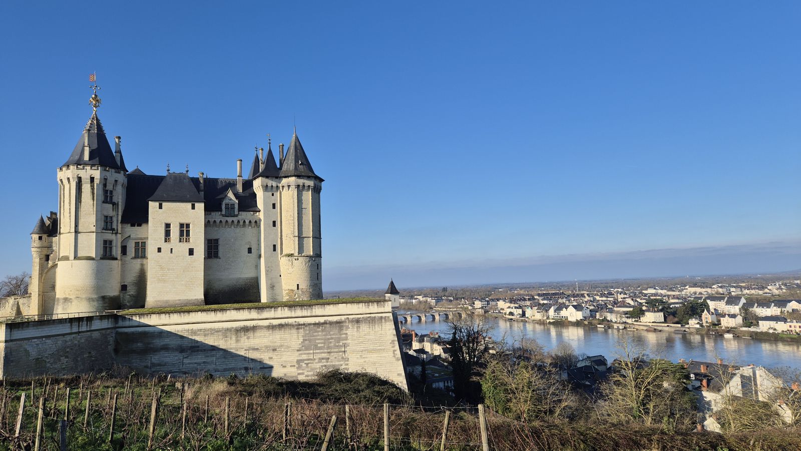 Château de Saumur dominant la Loire et les toits d'ardoise de la ville