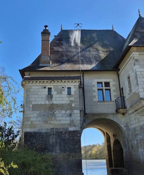 Drone LM Drone traitant les façades en tuffeau et la toiture en ardoise d'un château