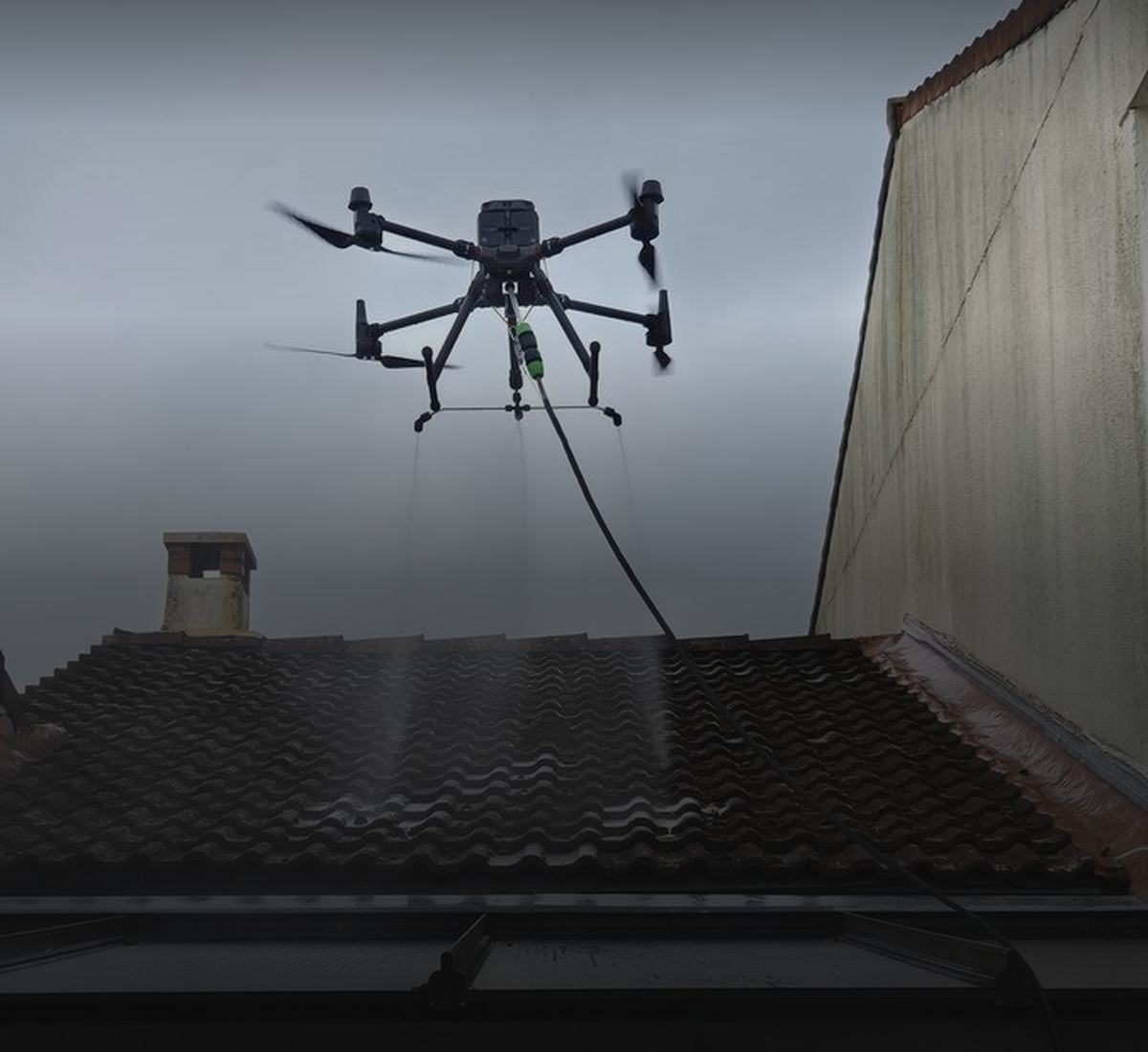 Drone LM Drone traitant la toiture d'une résidence de tourisme