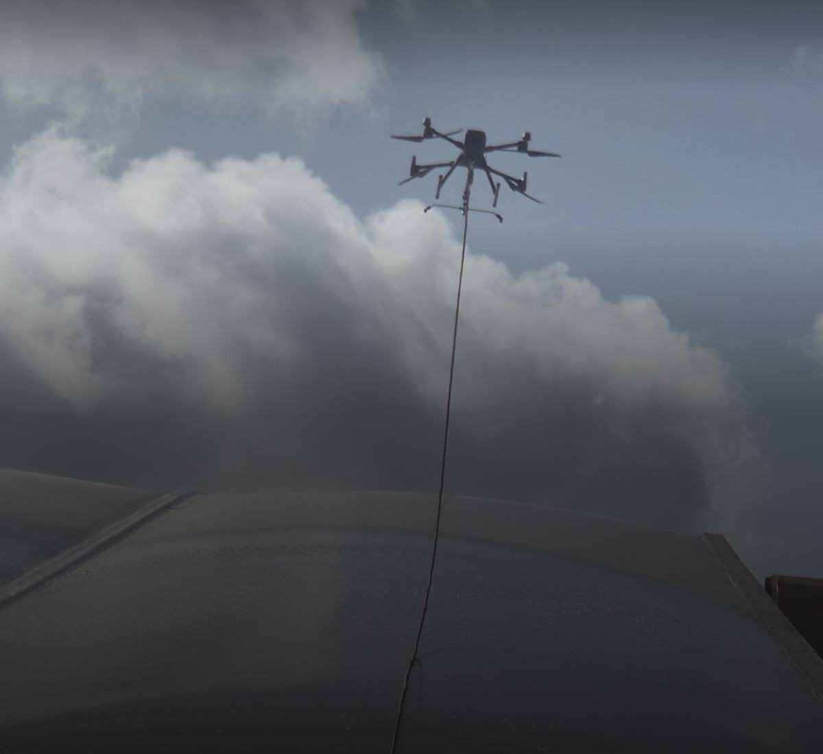 Drone en intervention sur la verrière d'un bâtiment public