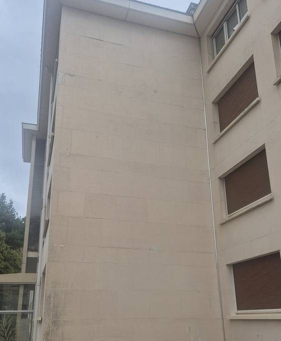 Façade d'immeuble de copropriété après nettoyage par drone