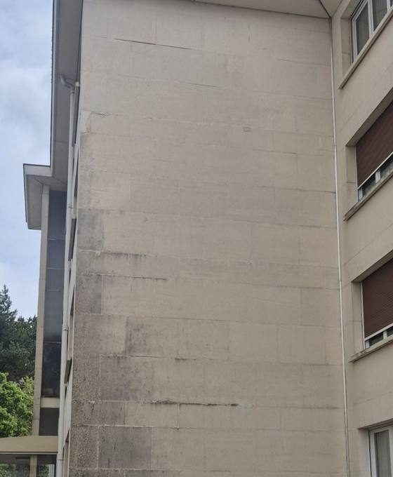 Façade d'immeuble encrassée avant traitement