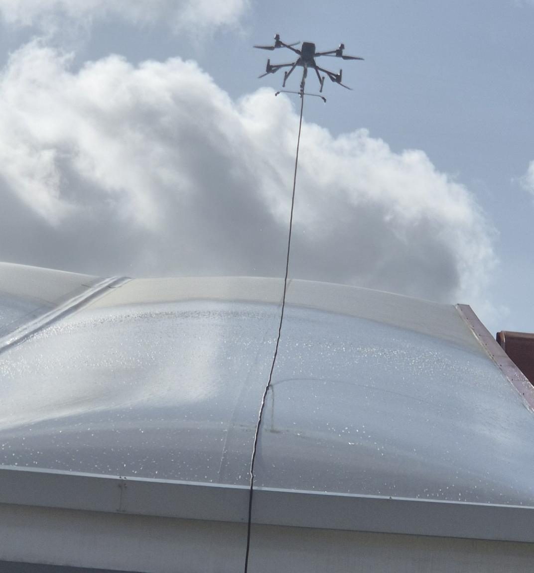 Drone LM Drone nettoyant la verrière d'un équipement public